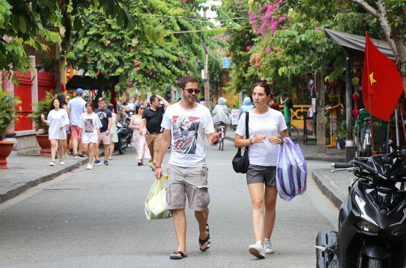 Các tuyến phố như Nguyễn Thái Học, Trần Phú, Lê Lợi, Bạch Đằng, Châu Thượng Văn… vốn tấp nập khách các dịp lễ hay cuối tuần, hôm nay khá thoáng đãng.