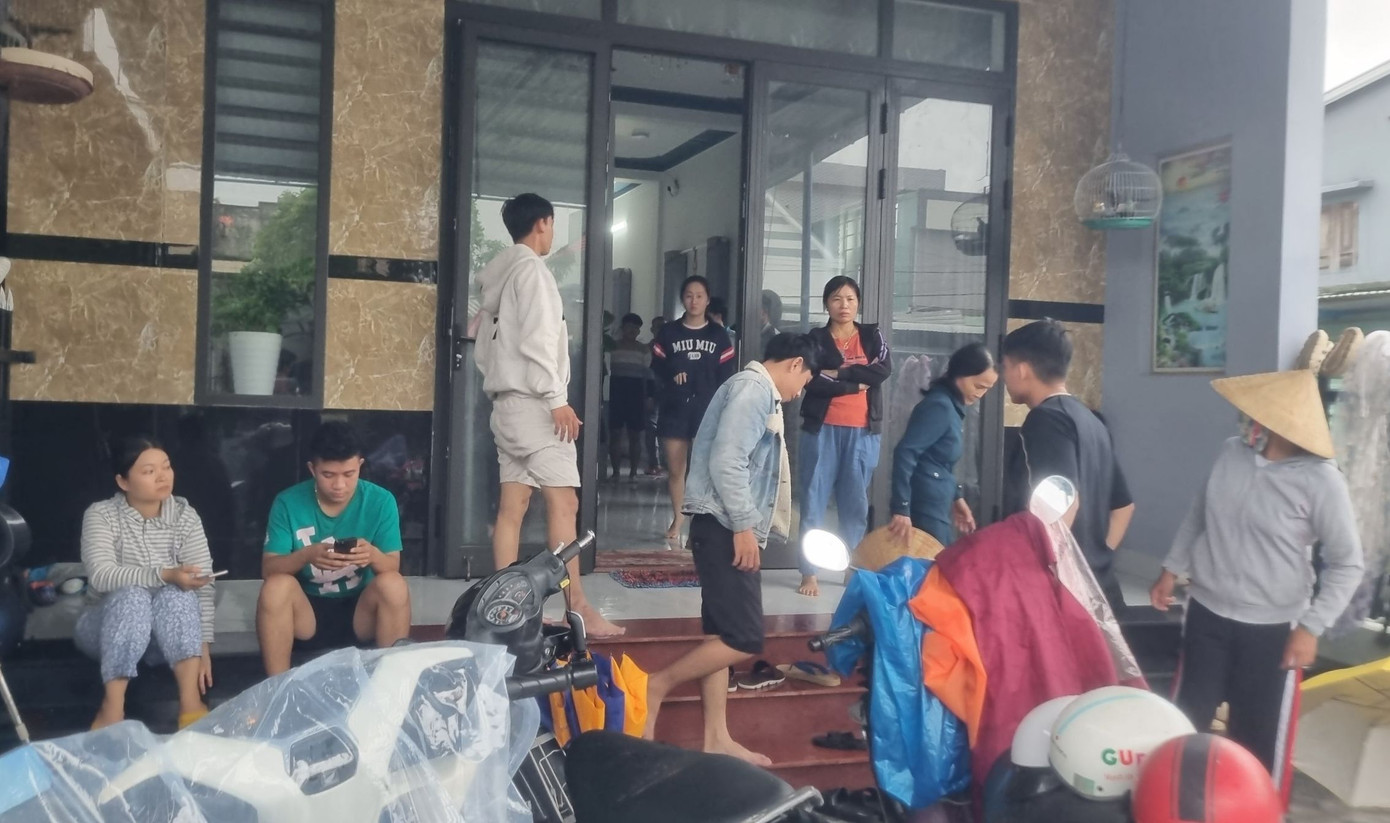 Bà con hàng xóm đến hỏi thăm tình hình, động viên người thân các ngư dân trên tàu gặp nạn. Bà con hàng xóm đến hỏi thăm tình hình, động viên người thân các ngư dân trên tàu gặp nạn.