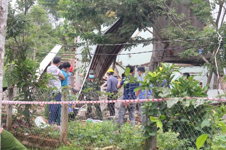 Lực lượng chức năng đang làm rõ nguyên nhân vụ nổ. Lực lượng chức năng đang làm rõ nguyên nhân vụ nổ.