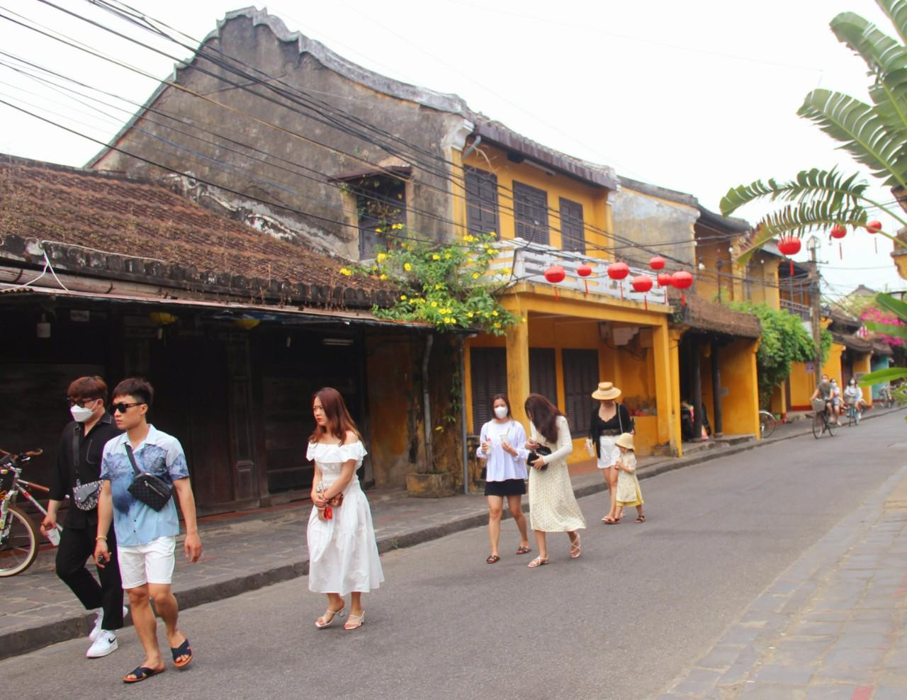 Rất đông bạn trẻ, du khách trở lại Hội An ngày cuối tuần.