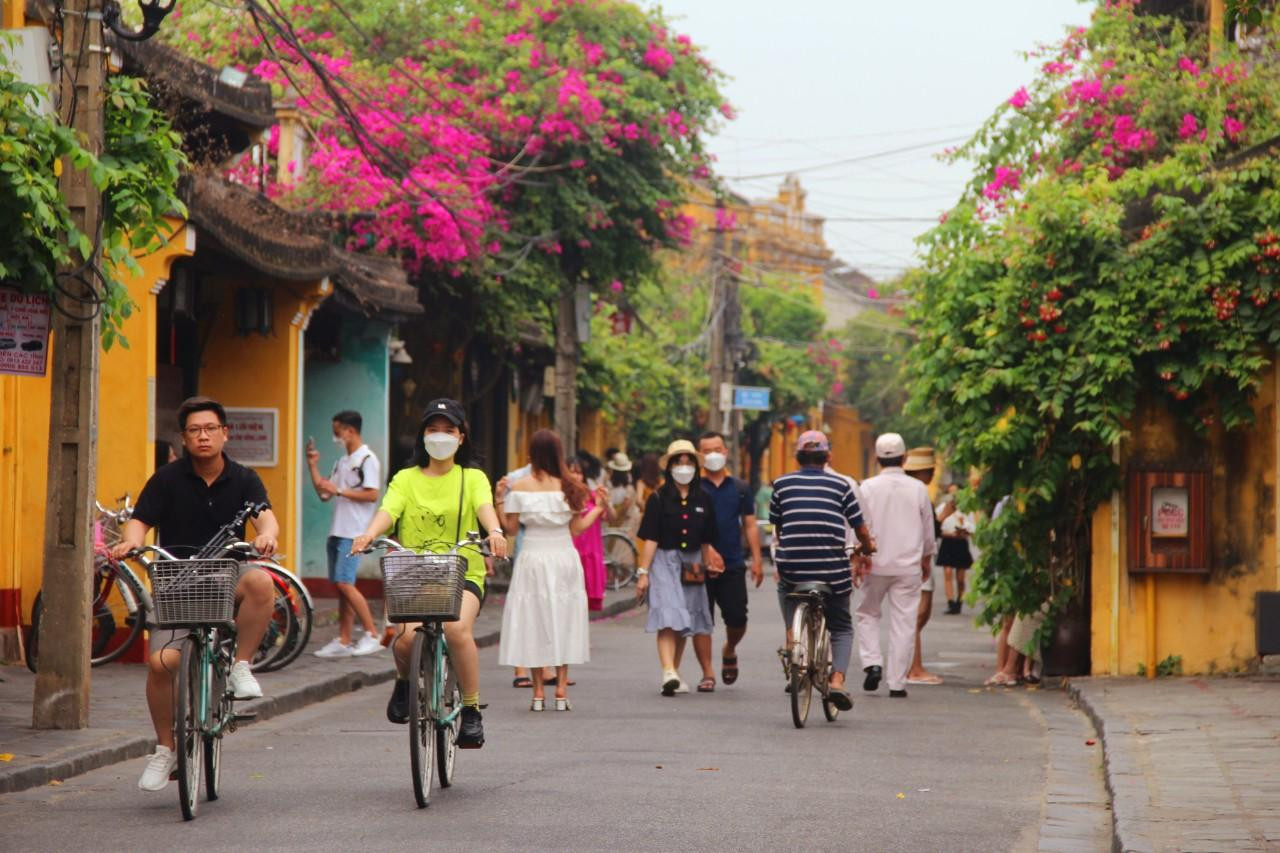 Du khách đạp xe dạo quanh phố cổ.