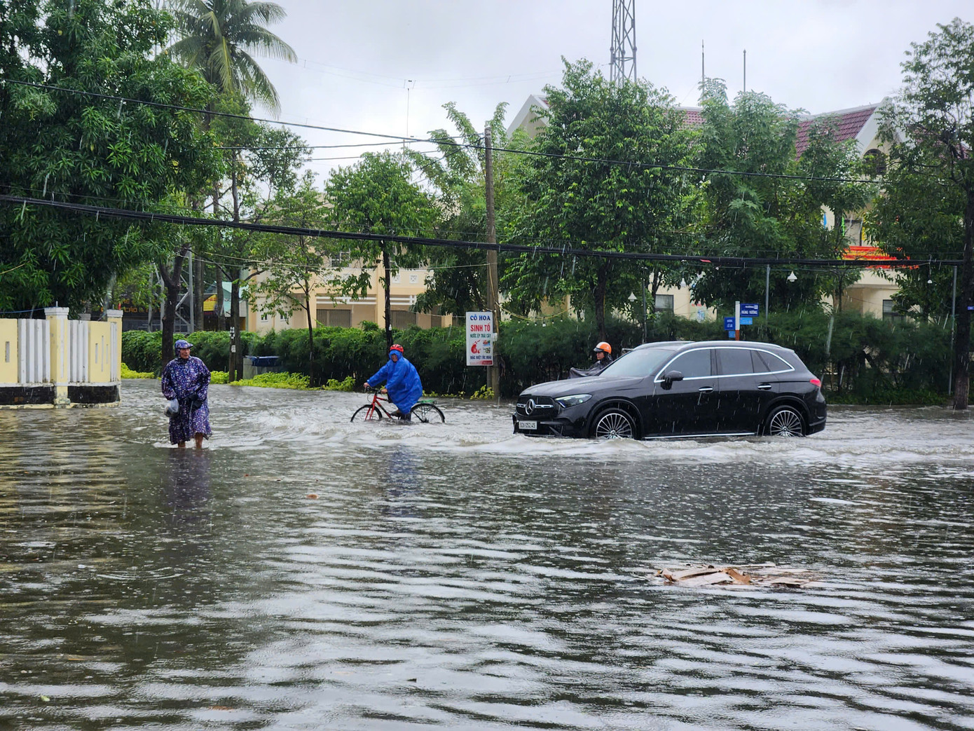 Nhiều tuyến đường ở thành phố Tam Kỳ ngập sâu. Nhiều tuyến đường ở thành phố Tam Kỳ ngập sâu.
