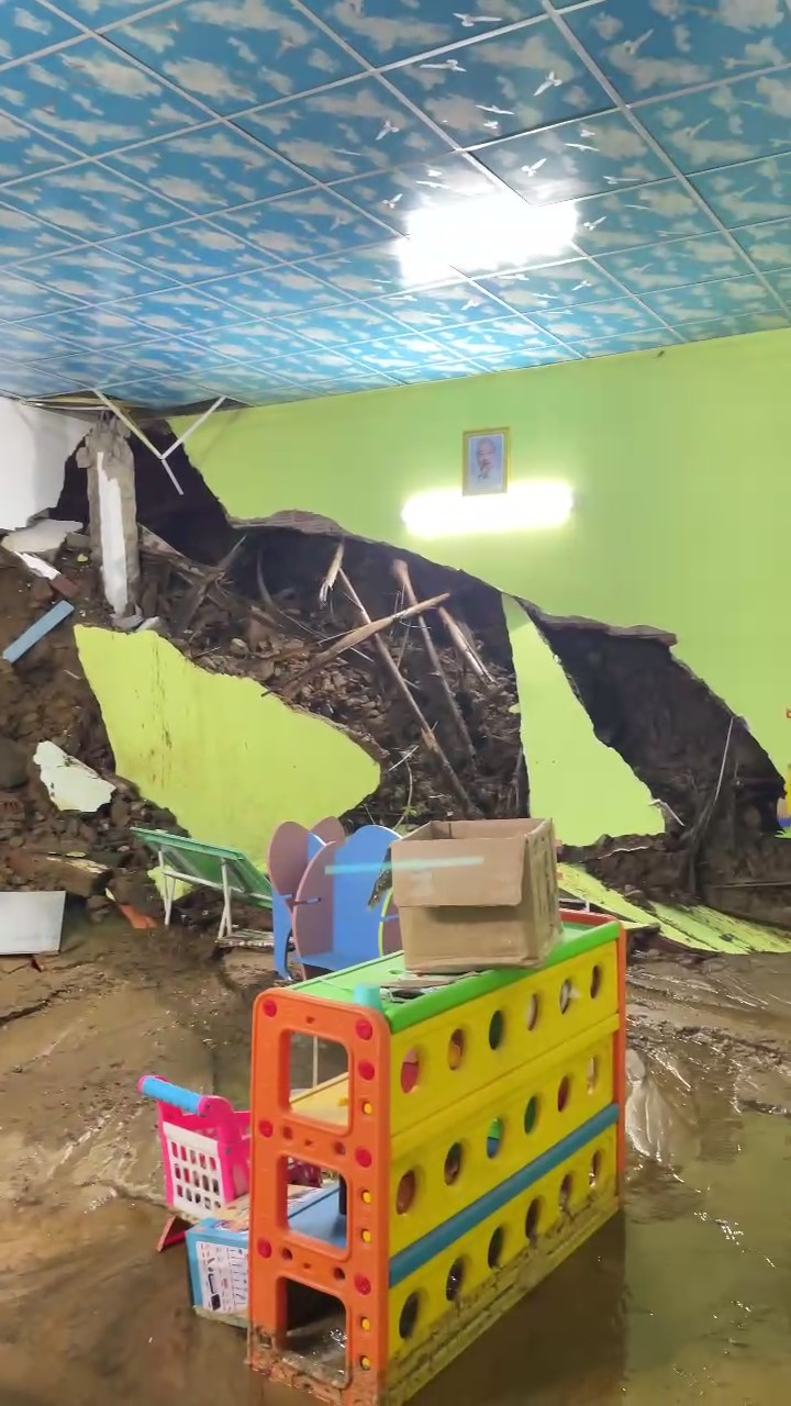 Sạt lở khiến đất đá tràn vào điểm trường Răng Chuỗi. Ảnh CTV Sạt lở khiến đất đá tràn vào điểm trường Răng Chuỗi. Ảnh CTV