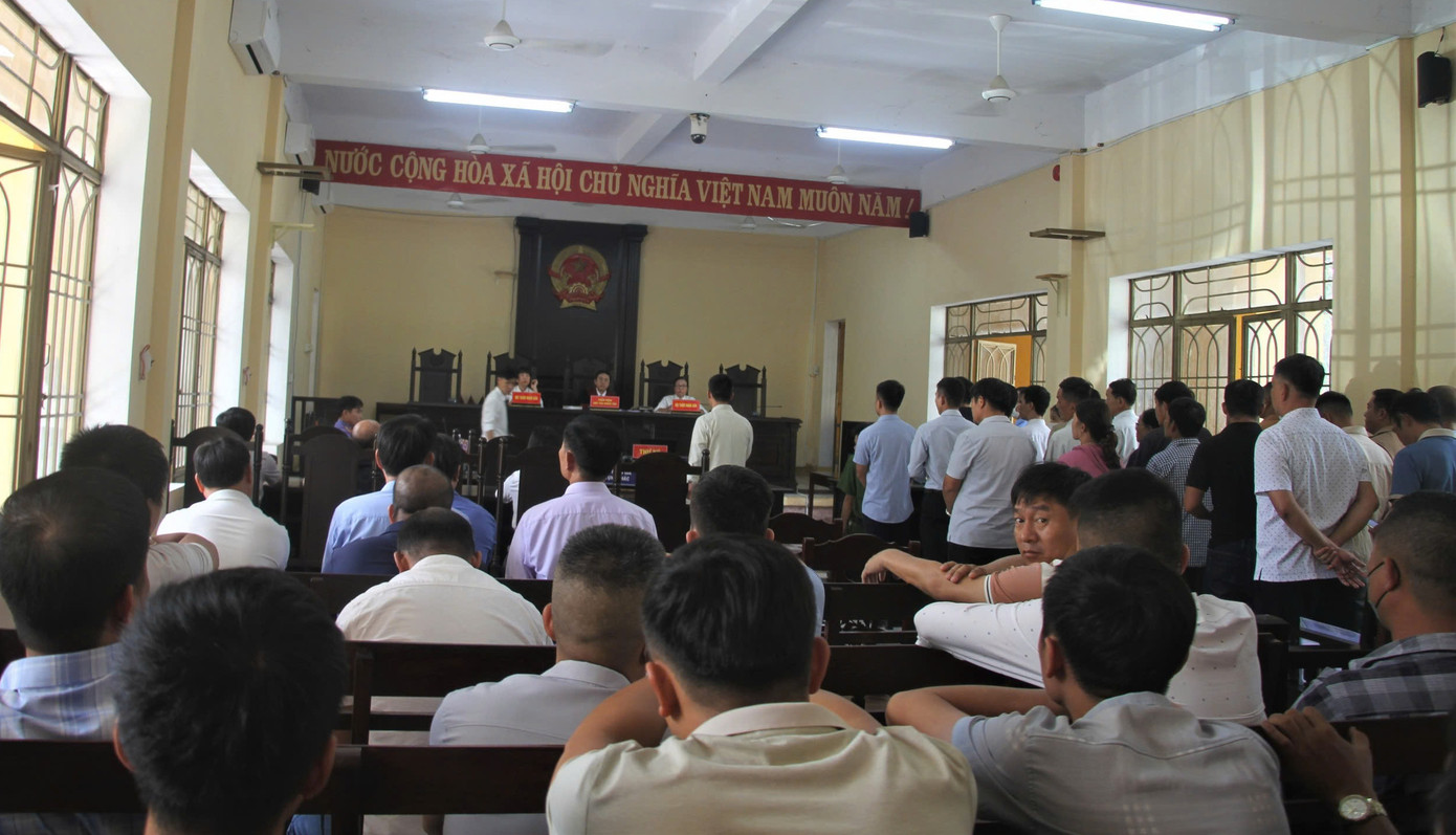 Các bị cáo tại phiên xét xử sơ thẩm. Các bị cáo tại phiên xét xử sơ thẩm.