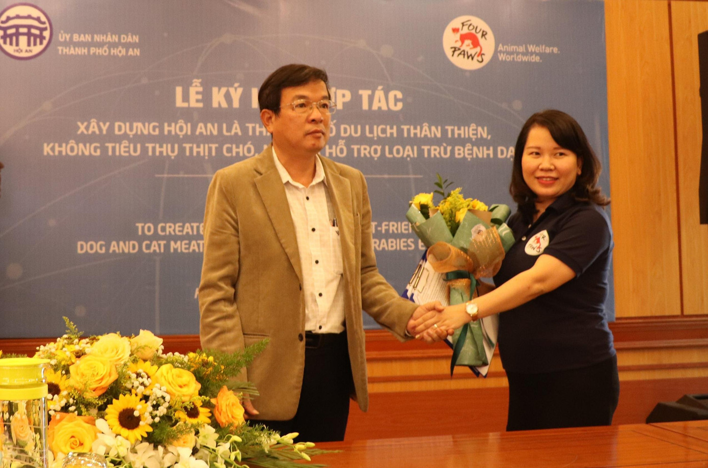 Lãnh đạo thành phố Hội An ký cam kết không tiêu thụ thịt chó, mèo.