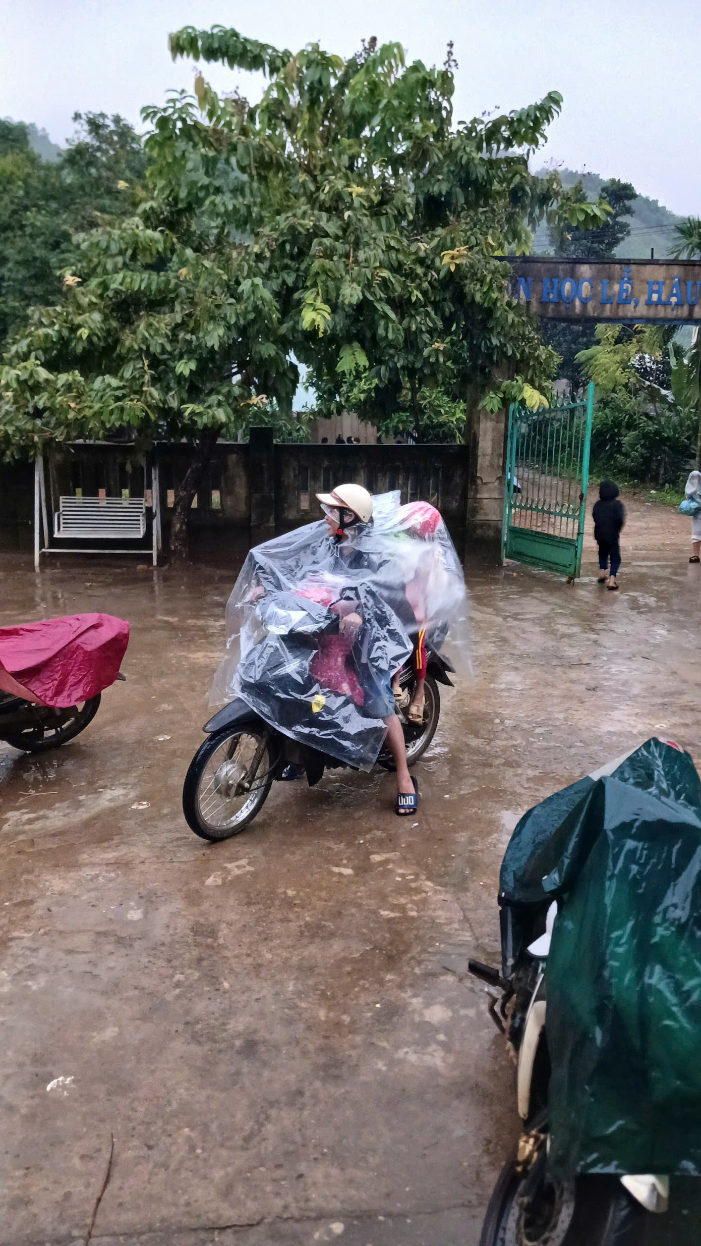 Người dân di dời khẩn khỏi vùng nguy hiểm. Người dân di dời khẩn khỏi vùng nguy hiểm.