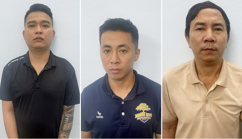 Ba đối tượng đường dây cá độ bóng đá qua mạng bị tạm giữ hình sự. (Từ trái qua Huỳnh Linh Bôn, Nguyễn Văn Phú và Phạm Ngọc Cương). Ảnh CA