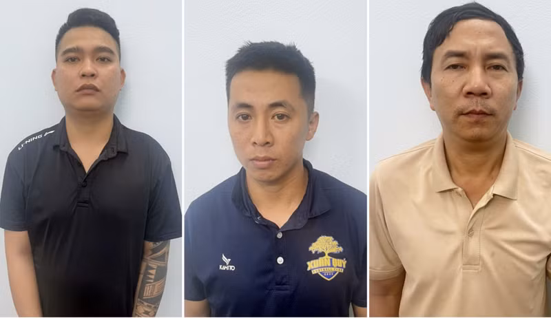 Ba đối tượng đường dây cá độ bóng đá qua mạng bị tạm giữ hình sự. (Từ trái qua Huỳnh Linh Bôn, Nguyễn Văn Phú và Phạm Ngọc Cương). Ảnh CA Ba đối tượng đường dây cá độ bóng đá qua mạng bị tạm giữ hình sự. (Từ trái qua Huỳnh Linh Bôn, Nguyễn Văn Phú và Phạm Ngọc Cương). Ảnh CA