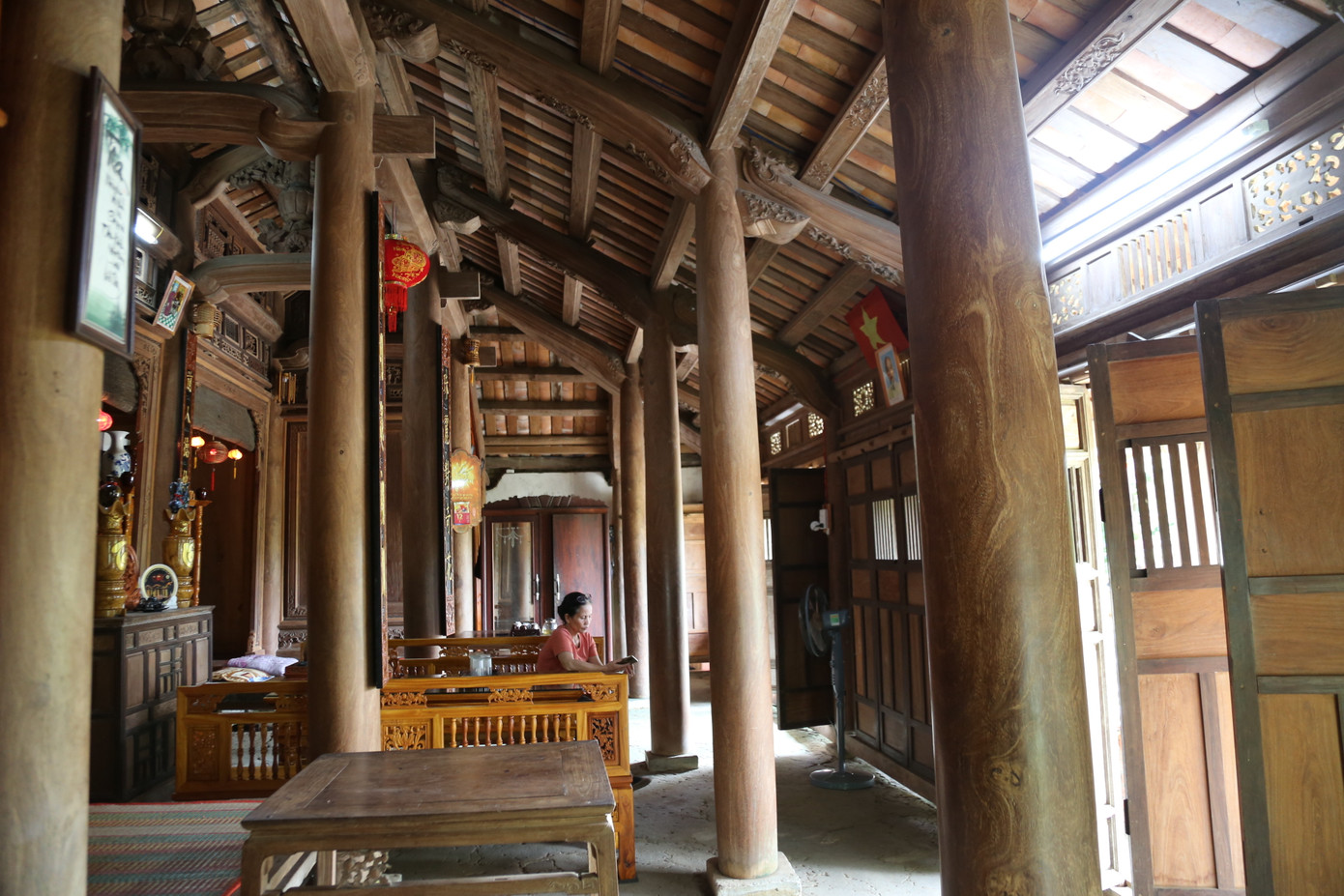 Ông Nguyễn Đình Hoan, chủ nhân đời thứ tư của ngôi nhà cho hay ngôi nhà cổ được xây năm 1850, do cụ Nguyễn Đình Hoằng để lại cho con cháu. Nhà do nhóm thợ làng mộc nổi tiếng Văn Hà (huyện Phú Ninh, Quảng Nam) xây dựng ròng rã suốt 3 năm trời