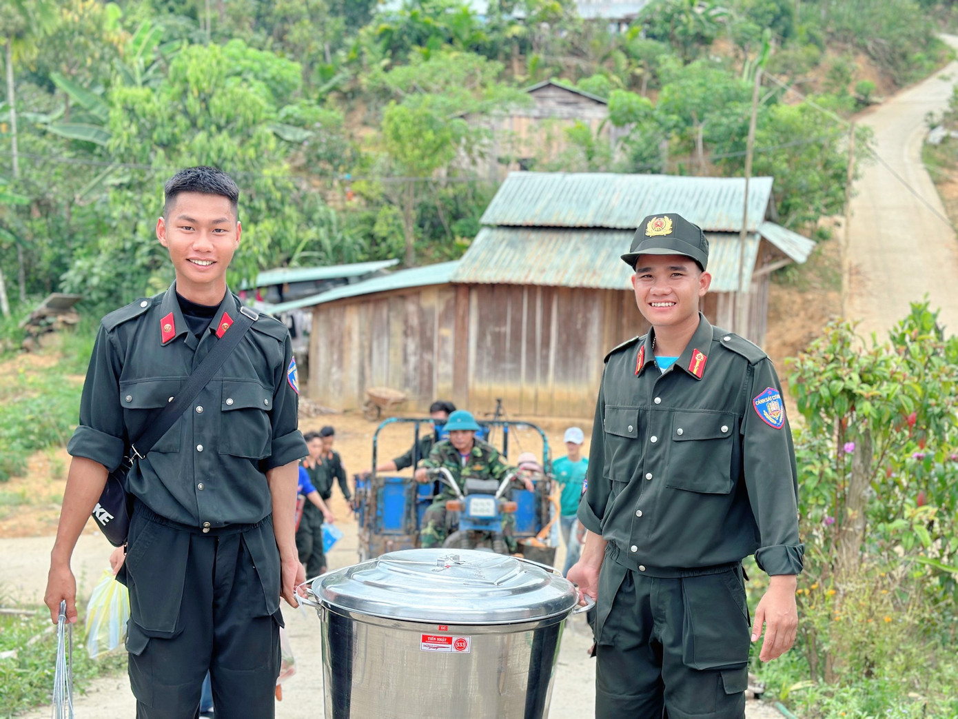 Nấu ăn, cắt tóc miễn phí cho người dân và các em nhỏ. Nấu ăn, cắt tóc miễn phí cho người dân và các em nhỏ.