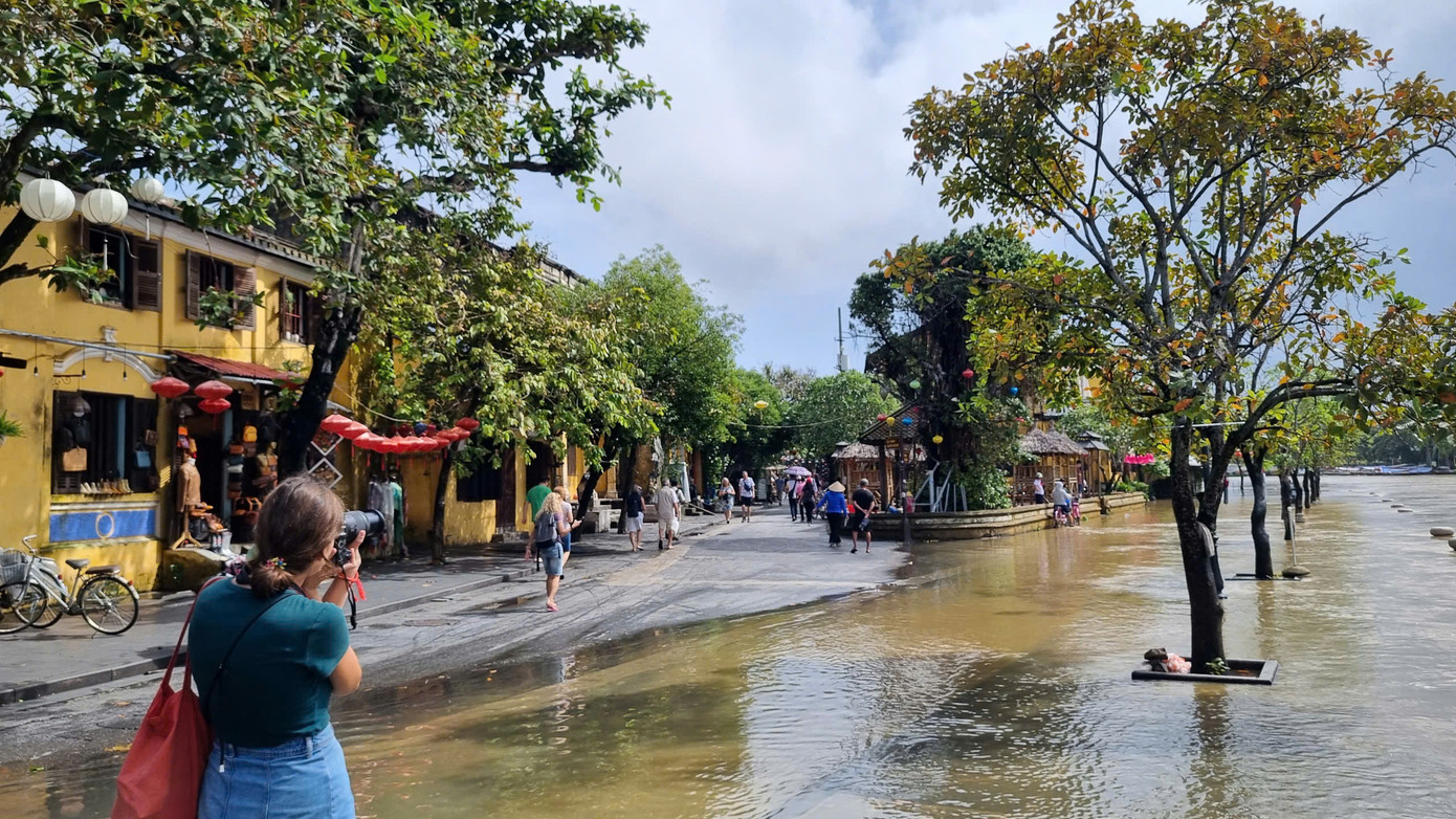 Mưa lụt ở Hội An trở thành "đặc sản" hút du khách.