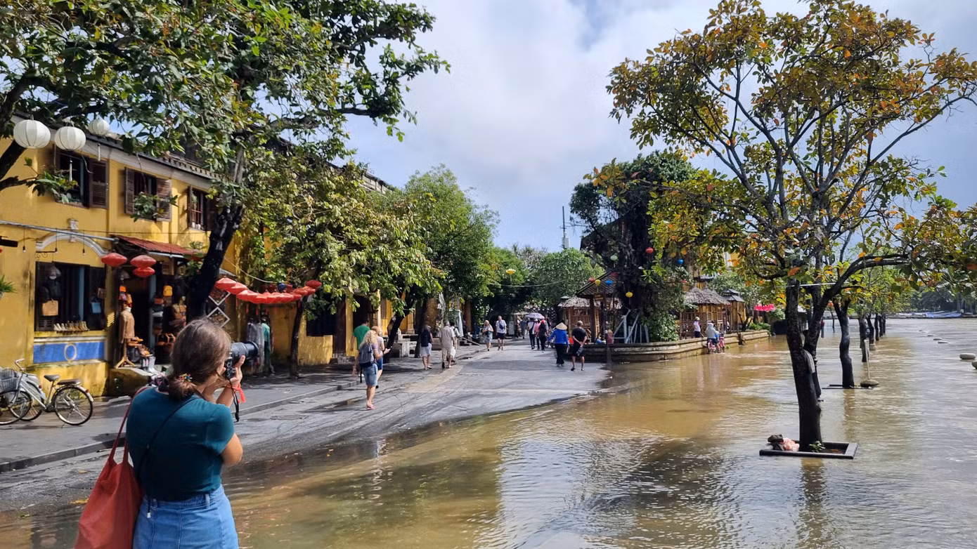 Mưa lụt ở Hội An trở thành "đặc sản" hút du khách.