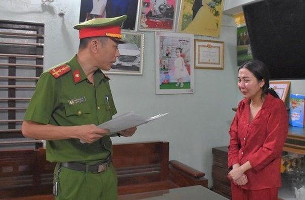 Công an thực hiện bắt tạm giam đối với Thi Thị Thu Ái. Ảnh CA Công an thực hiện bắt tạm giam đối với Thi Thị Thu Ái. Ảnh CA