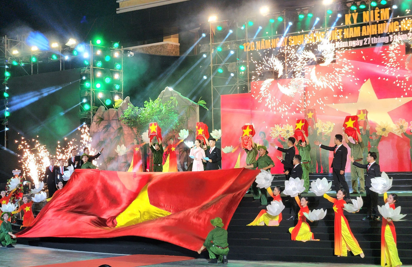 Chương trình nghệ thuật kỷ niệm 120 năm ngày sinh Mẹ Việt Nam anh hùng Nguyễn Thị Thứ.