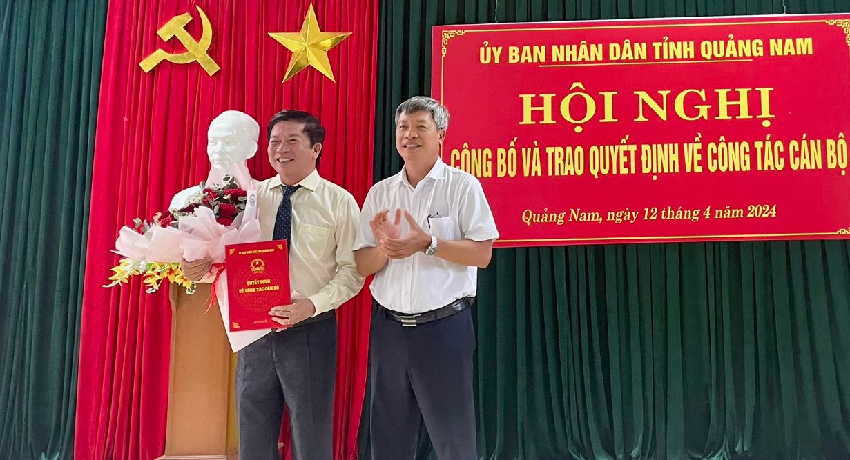 Ông Đặng Bá Dự (trái) được điều động, bổ nhiệm giữ chức Giám đốc Sở Ngoại vụ từ ngày 16/4.