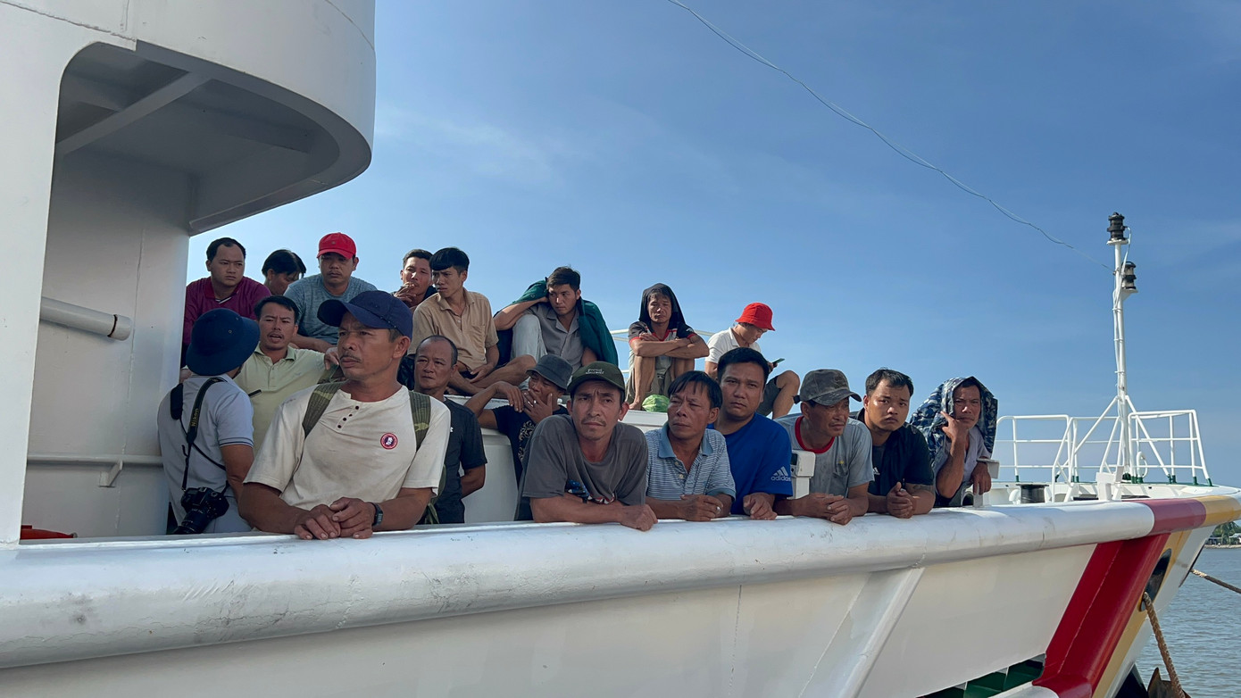 Những ngư dân sống sót trở về. Những ngư dân sống sót trở về.