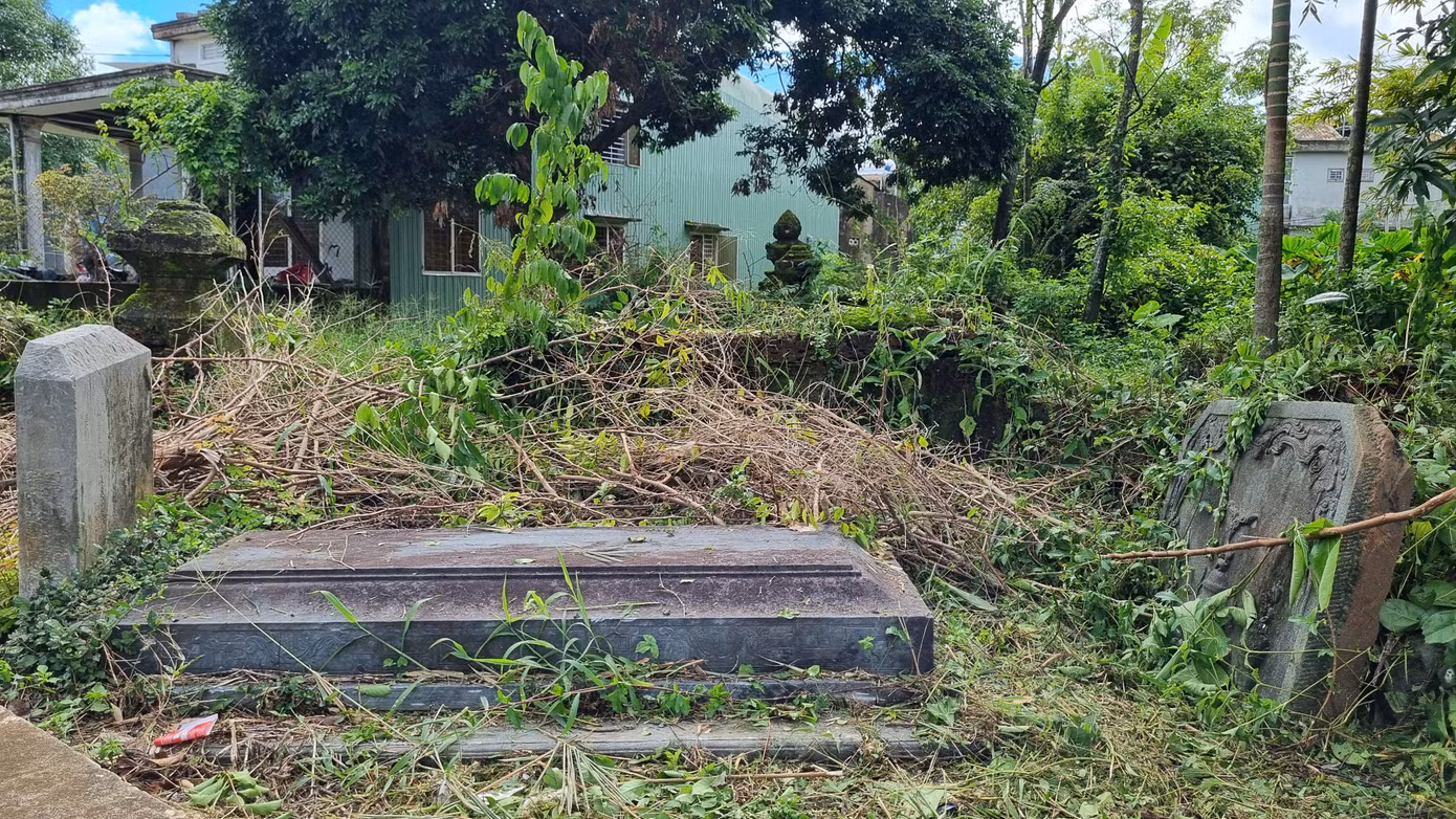 Một ngôi mộ nằm phía ngoài sát đường.