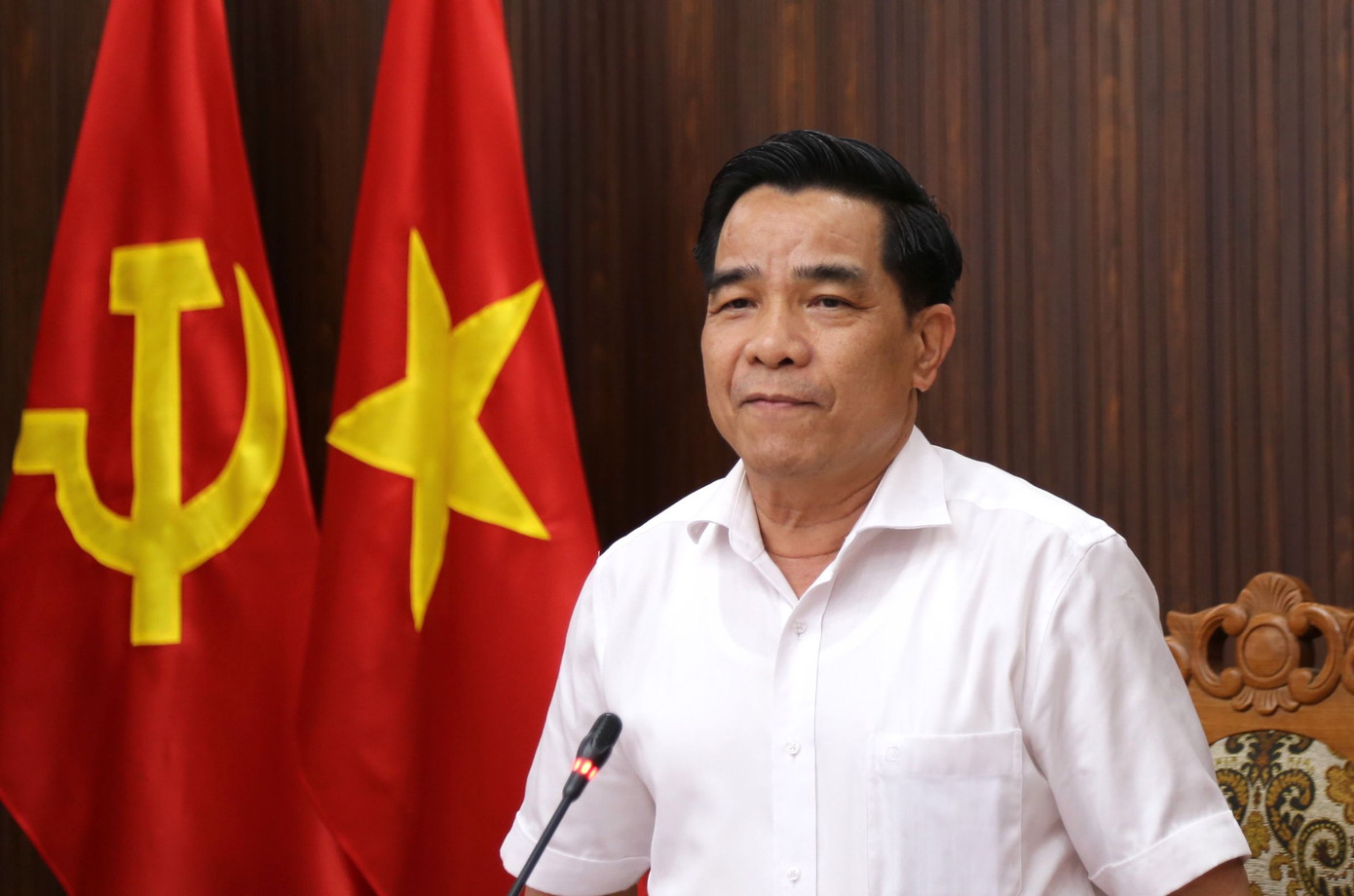 Chủ tịch UBND tỉnh Quảng Nam Lê Văn Dũng chia sẻ 'món quà quý giá' mà người dân dành tặng. Ảnh: Hoài Văn. Chủ tịch UBND tỉnh Quảng Nam Lê Văn Dũng chia sẻ 'món quà quý giá' mà người dân dành tặng. Ảnh: Hoài Văn.