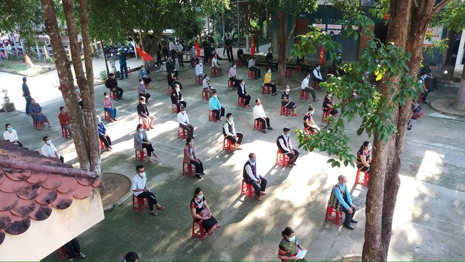 Cử tri ngồi giãn cách lần lượt tham gia bỏ phiếu bầu cử.