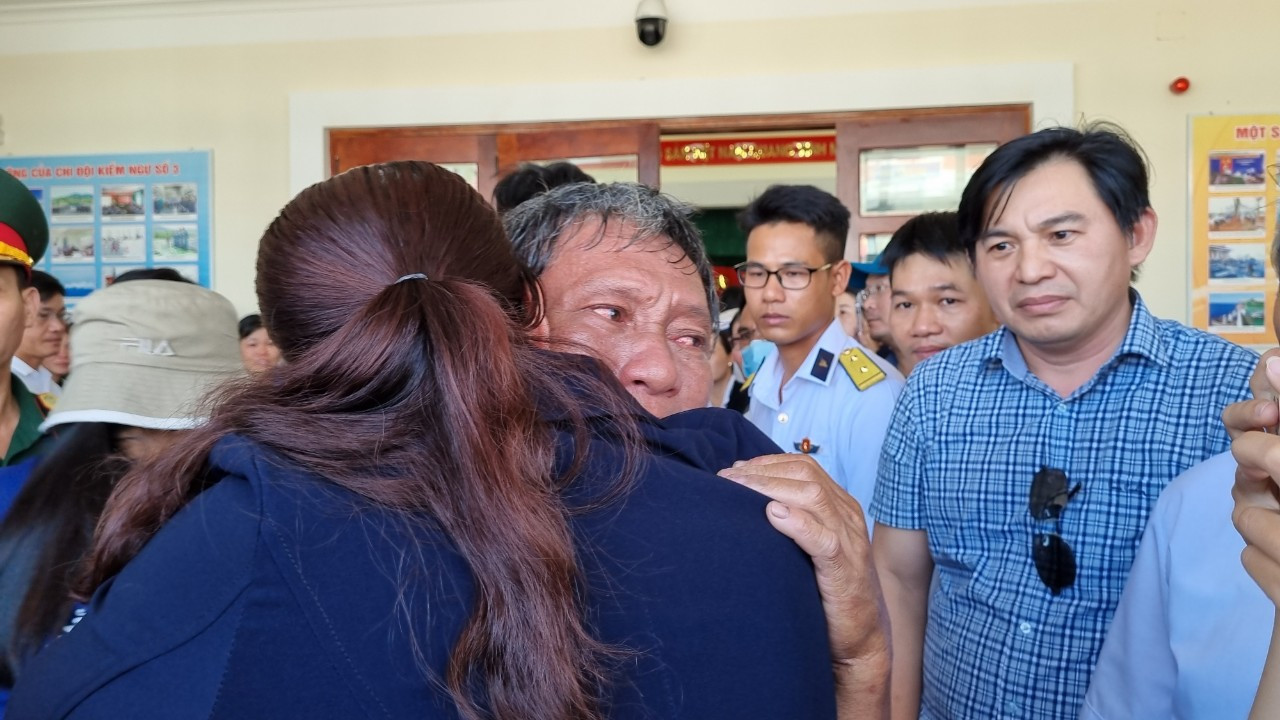 Ôm chặt người thân