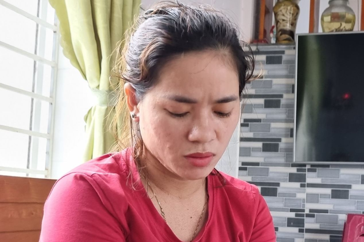 Chị Đặng Thị Bình, vợ của ngư dân Lương Ngọc Anh, tâm sự: “Ảnh nói đi biển quen rồi, giờ ở nhà thì bí bách không chịu nổi”. Chị Đặng Thị Bình, vợ của ngư dân Lương Ngọc Anh, tâm sự: “Ảnh nói đi biển quen rồi, giờ ở nhà thì bí bách không chịu nổi”.