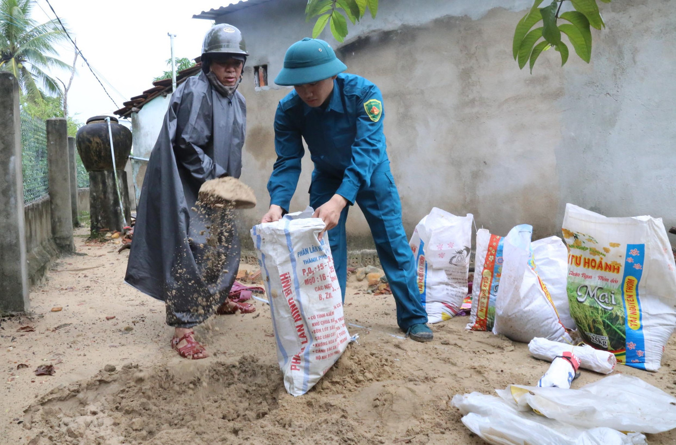 Cùng với đó, các lực lượng triển khai hỗ trợ chằng chống nhà cửa giúp người dân trên địa bàn xã.