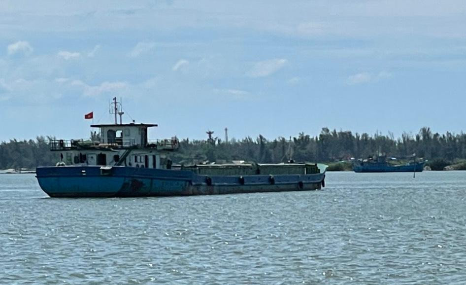 Tàu Thịnh Long 68, số hiệu NĐ 3648 đang bị tạm giữ tại cảng biển Thuận An, TT Huế. Ảnh Công an Quảng Nam cung cấp. Tàu Thịnh Long 68, số hiệu NĐ 3648 đang bị tạm giữ tại cảng biển Thuận An, TT Huế. Ảnh Công an Quảng Nam cung cấp.