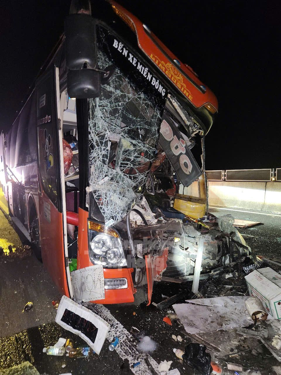 Đầu xe khách nát bét sau tai nạn.