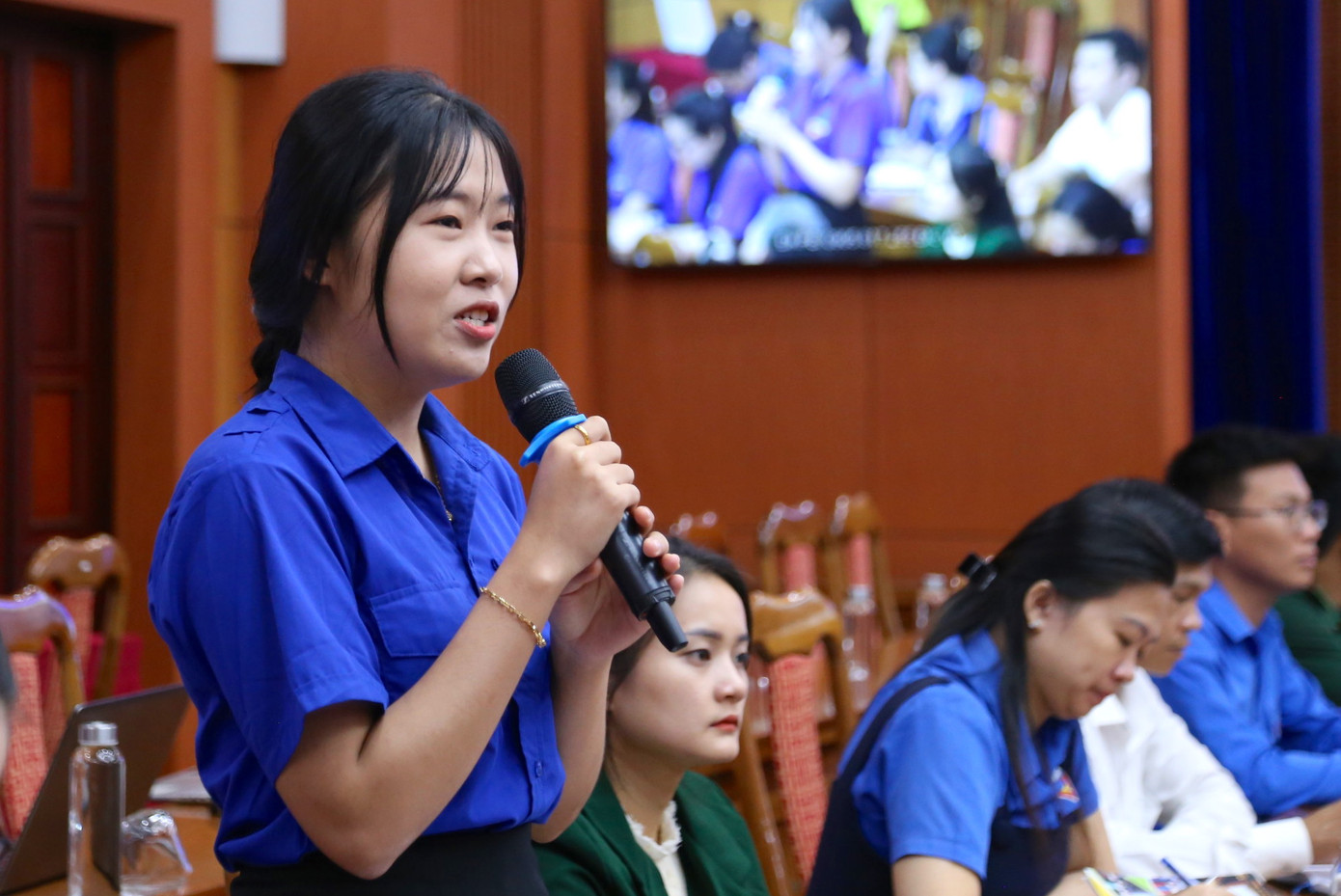 Bạn trẻ tham gia ý kiến tại buổi đối thoại.