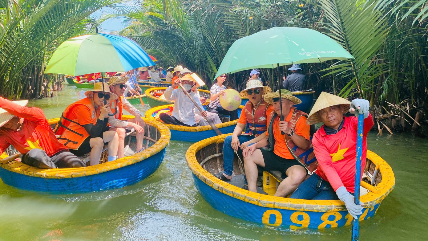 Dịp lễ 2/9, rất đông du khách chọn đến tham quan rừng dừa Bảy Mẫu (phường Cẩm Thanh, TP Hội An, Quảng Nam).