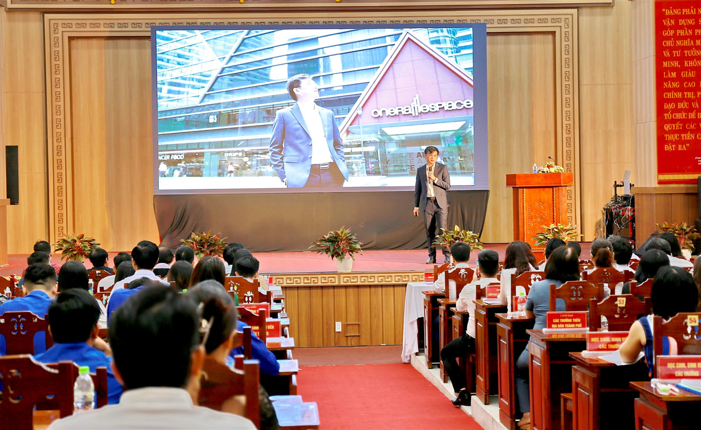 Doanh nhân chia sẻ kinh nghiệm khởi nghiệp với bạn trẻ tại diễn đàn. Doanh nhân chia sẻ kinh nghiệm khởi nghiệp với bạn trẻ tại diễn đàn.