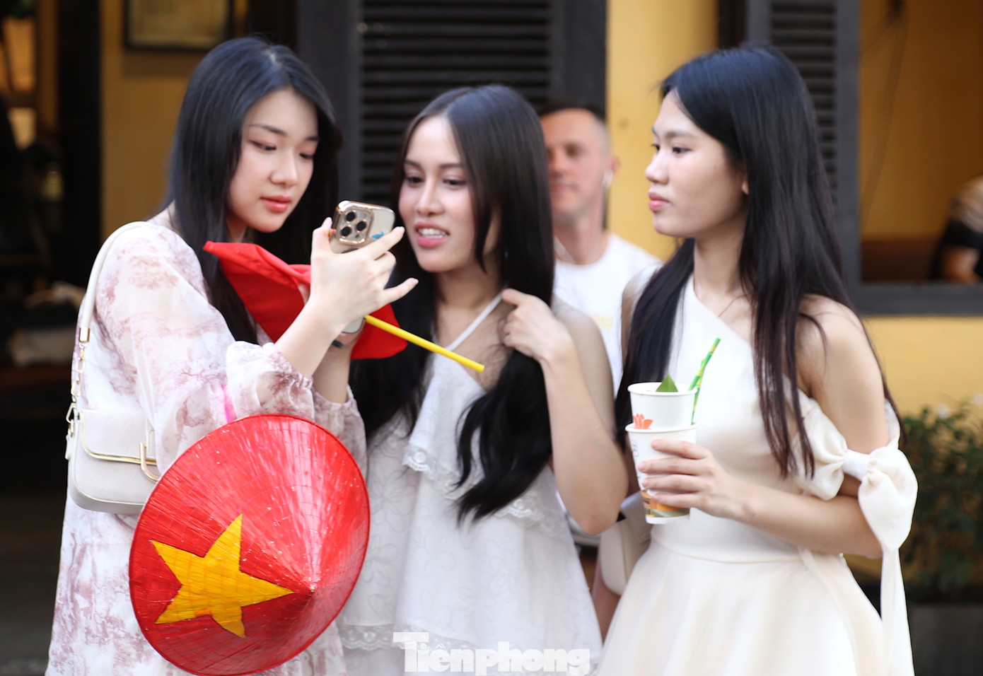 Bạn trẻ check-in, lưu lại khoảnh khắc đẹp cùng bạn bè, người thân dịp lễ. Ảnh: Hoài Văn