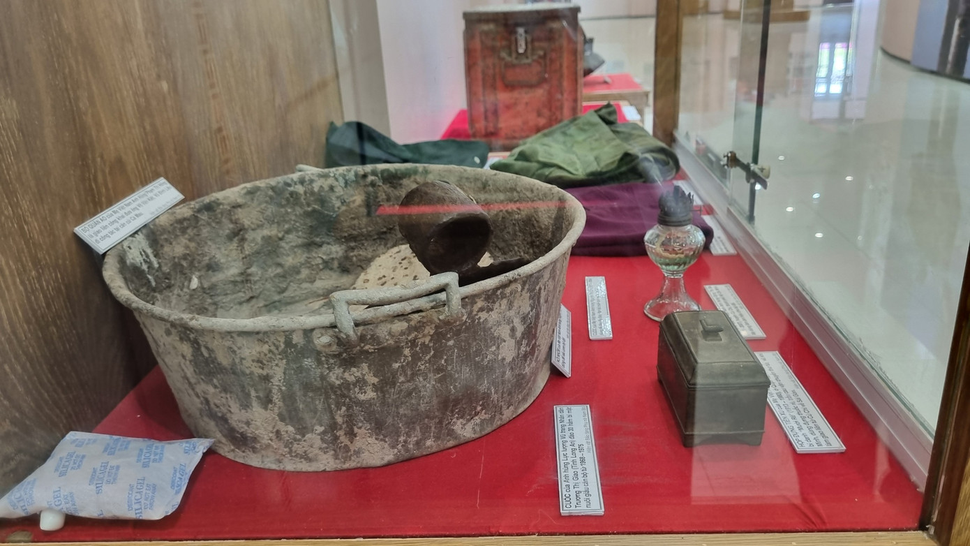 Mỗi kỷ vật dù rất giản dị, đời thường nhưng ẩn chứa trong mình câu chuyện về những hồi ức. Mỗi kỷ vật dù rất giản dị, đời thường nhưng ẩn chứa trong mình câu chuyện về những hồi ức.