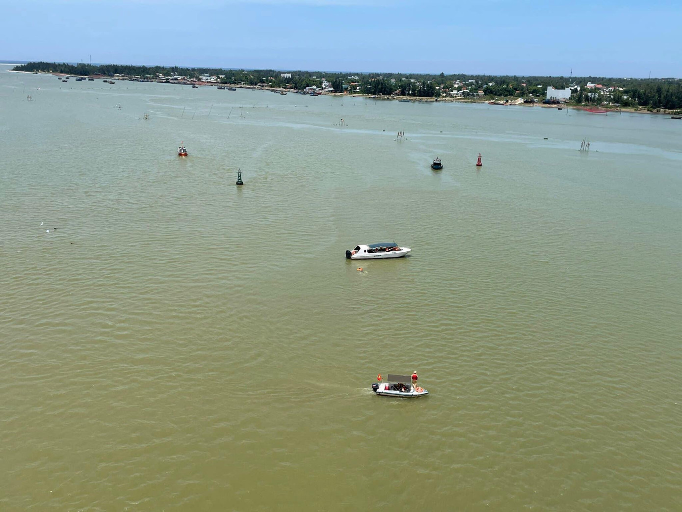 Lực lượng chức năng tìm kiếm cô gái nhảy cầu Cửa Đại.