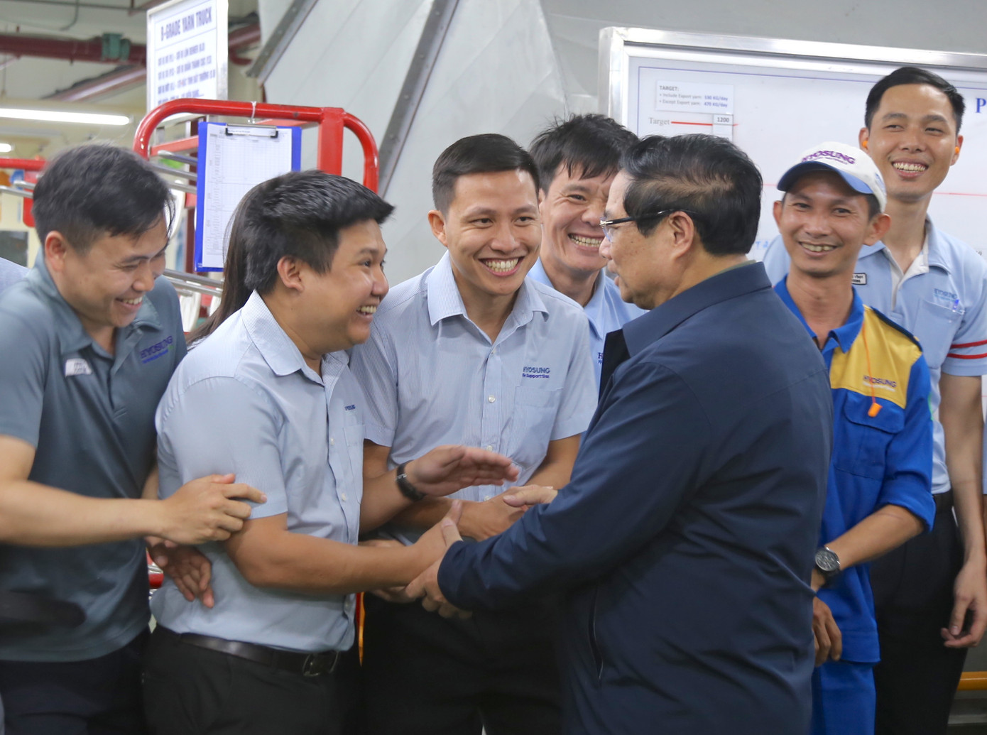 Thủ tướng thăm hỏi, động viên công nhân.