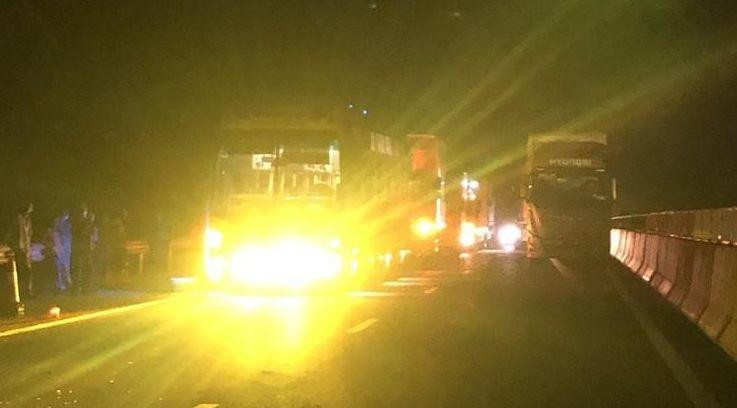 Va chạm giữa 2 xe tải khiến nhiều giao thông trên cao tốc Đà Nẵng - Quảng Ngãi ùn tắc nhiều giờ. Ảnh Đ. T