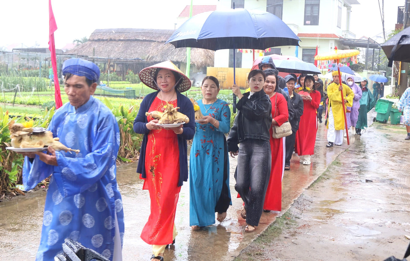 Dân làng sắm sửa các mâm lễ vật cúng tạ và tham gia các hoạt động dân gian sôi nổi trong ngày hội như: Hội trò chơi dân gian bài chòi, biểu diễn Lân - Sư - Rồng, Hội thi trình diễn cuốc đất cấy cải và hội thi ẩm thực... tạo nên không khí sinh hoạt, giao lưu đầy gắn kết giữa nhân dân và du khách.