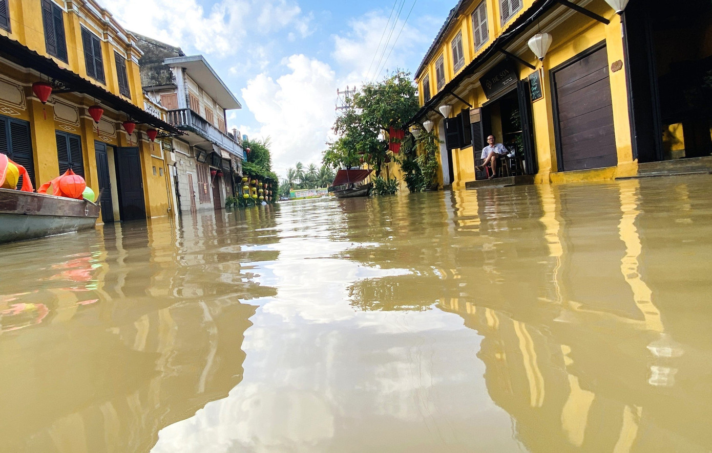 Nước ngập khắp nơi, người dân dùng ghe di chuyển trong phố.