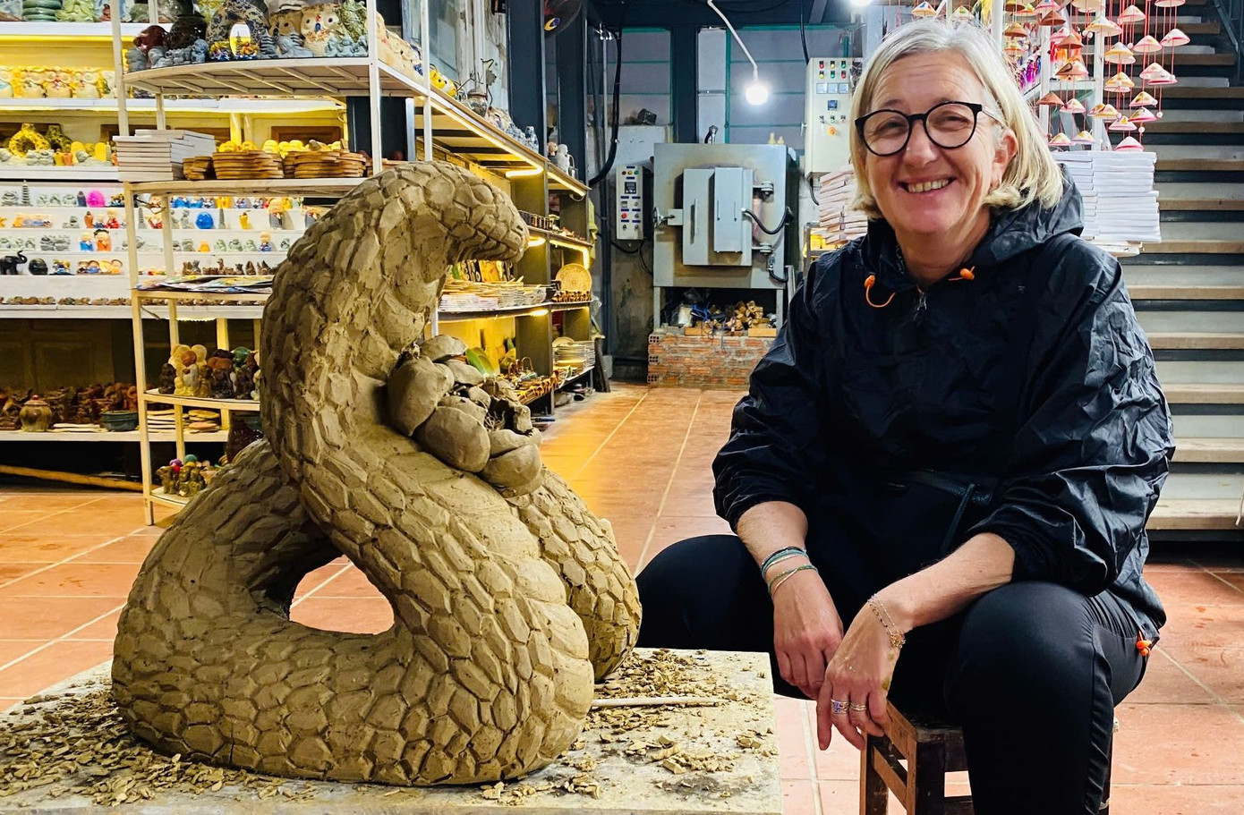 Du khách thích thú với hình ảnh ban đầu linh vật rắn bằng gốm. Du khách thích thú với hình ảnh ban đầu linh vật rắn bằng gốm.