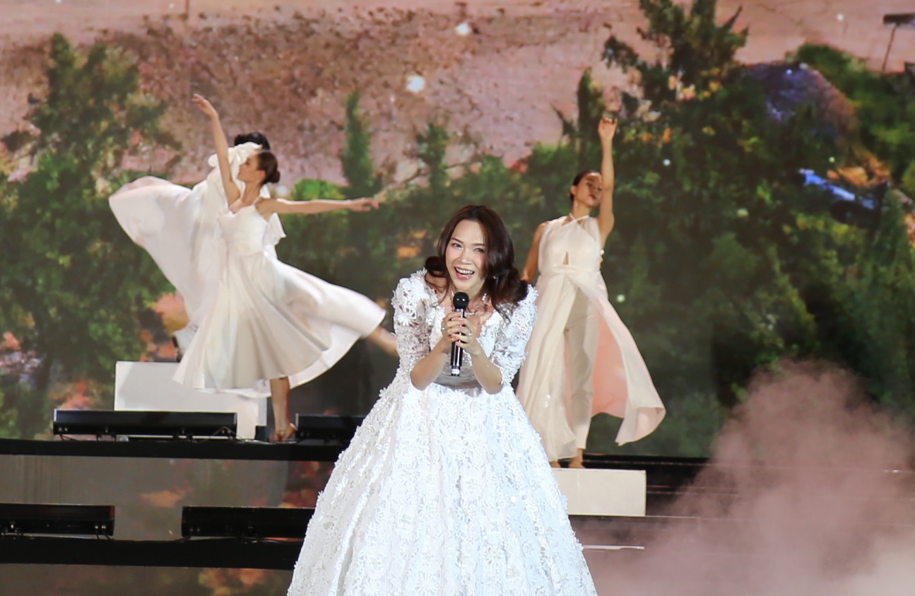 Ca sỹ Mỹ Tâm hát buổi lễ