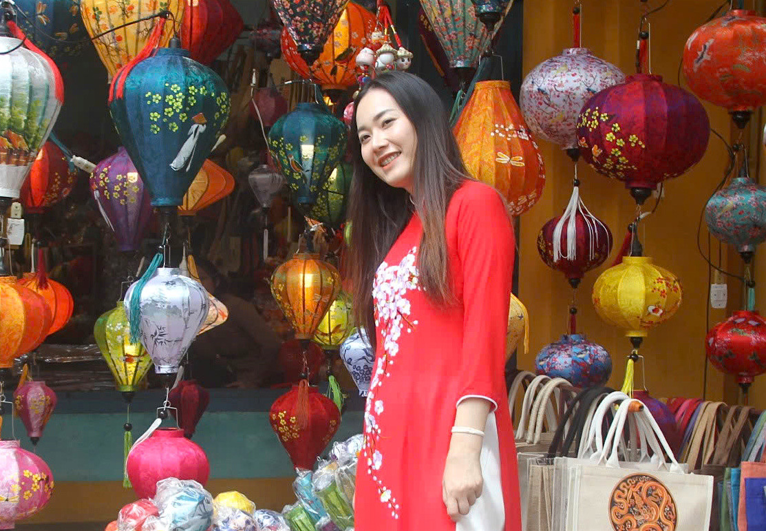 Nhiều du khách cho hay, chọn Hội An là điểm đến để tận hưởng kỳ nghỉ lễ bởi yêu thích phong cảnh phố cổ nhẹ nhàng, ẩm thực ngon và cả người dân phố Hội mến khách. Nhiều du khách cho hay, chọn Hội An là điểm đến để tận hưởng kỳ nghỉ lễ bởi yêu thích phong cảnh phố cổ nhẹ nhàng, ẩm thực ngon và cả người dân phố Hội mến khách.