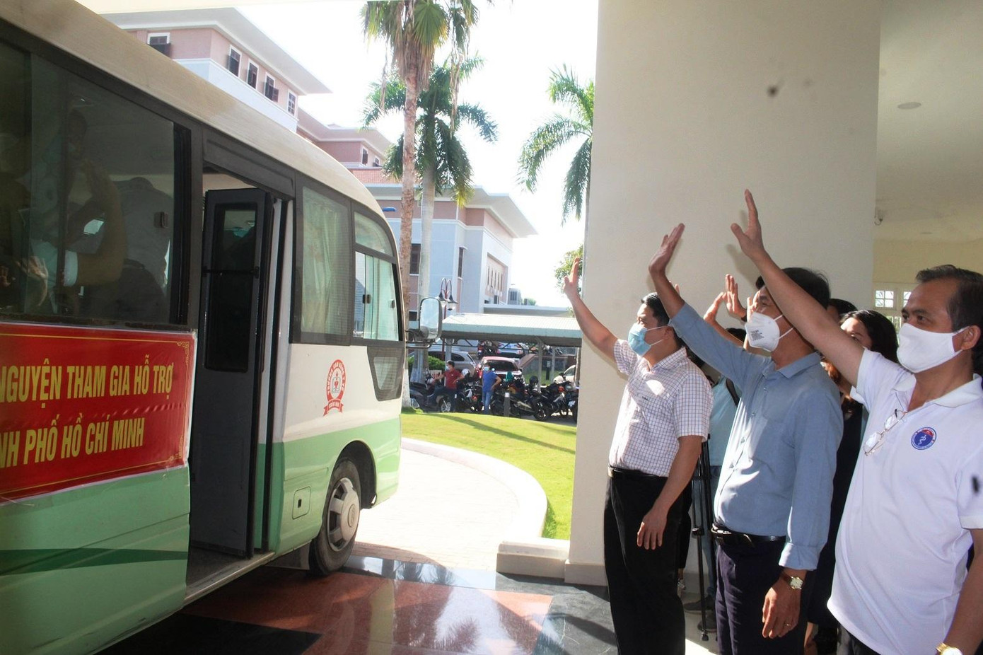 Lãnh đạo UBND tỉnh Quảng Nam tiễn đoàn y, bác sĩ lên đường vào TPHCM