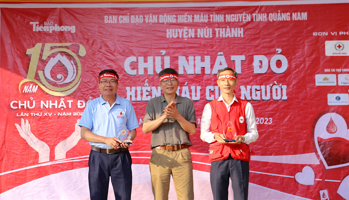 Đại diện Báo Tiền Phong trao Kỷ niệm chương cho Ban chỉ đạo vận động hiến máu tình nguyện tỉnh Quảng Nam và huyện Núi Thành.