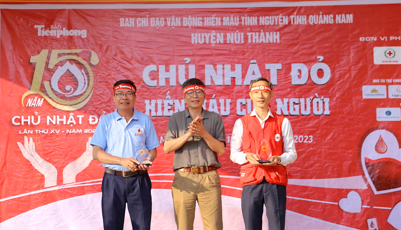 Đại diện Báo Tiền Phong trao Kỷ niệm chương cho Ban chỉ đạo vận động hiến máu tình nguyện tỉnh Quảng Nam và huyện Núi Thành.
