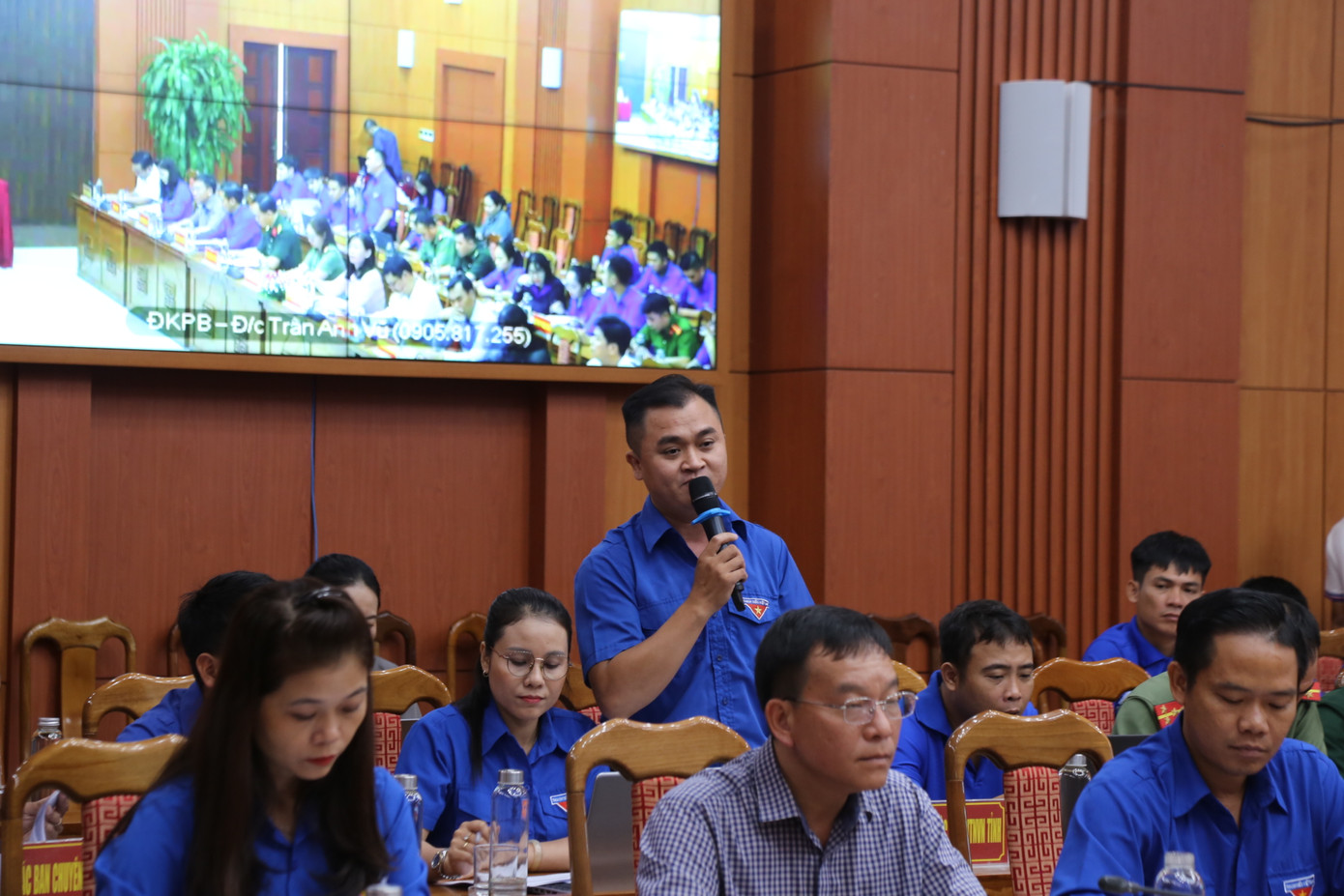 Nhiều vấn đề bất cập từ thực tế, giải pháp được bạn trẻ đề xuất trong buổi đối thoại. Nhiều vấn đề bất cập từ thực tế, giải pháp được bạn trẻ đề xuất trong buổi đối thoại.