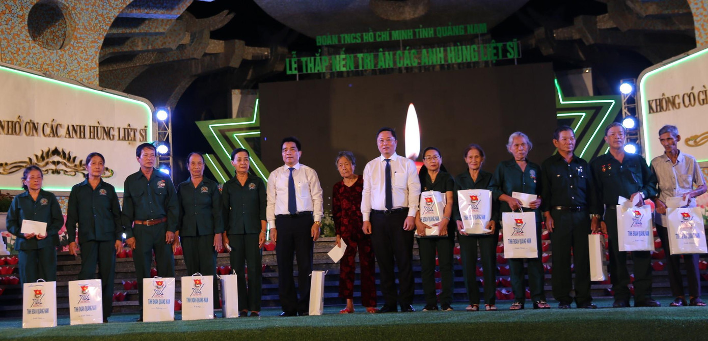 Tặng quà tri ân cựu chiến binh, cựu TNXP.