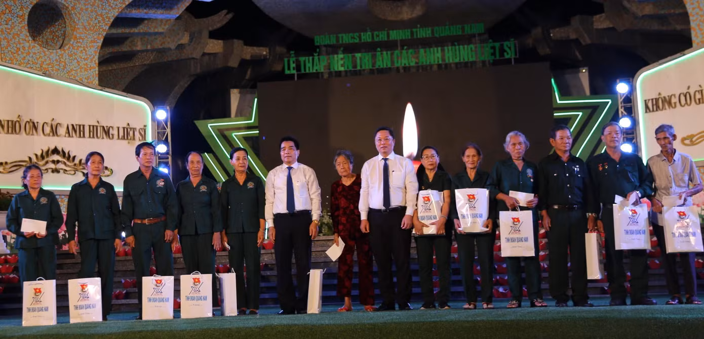 Tặng quà tri ân cựu chiến binh, cựu TNXP.