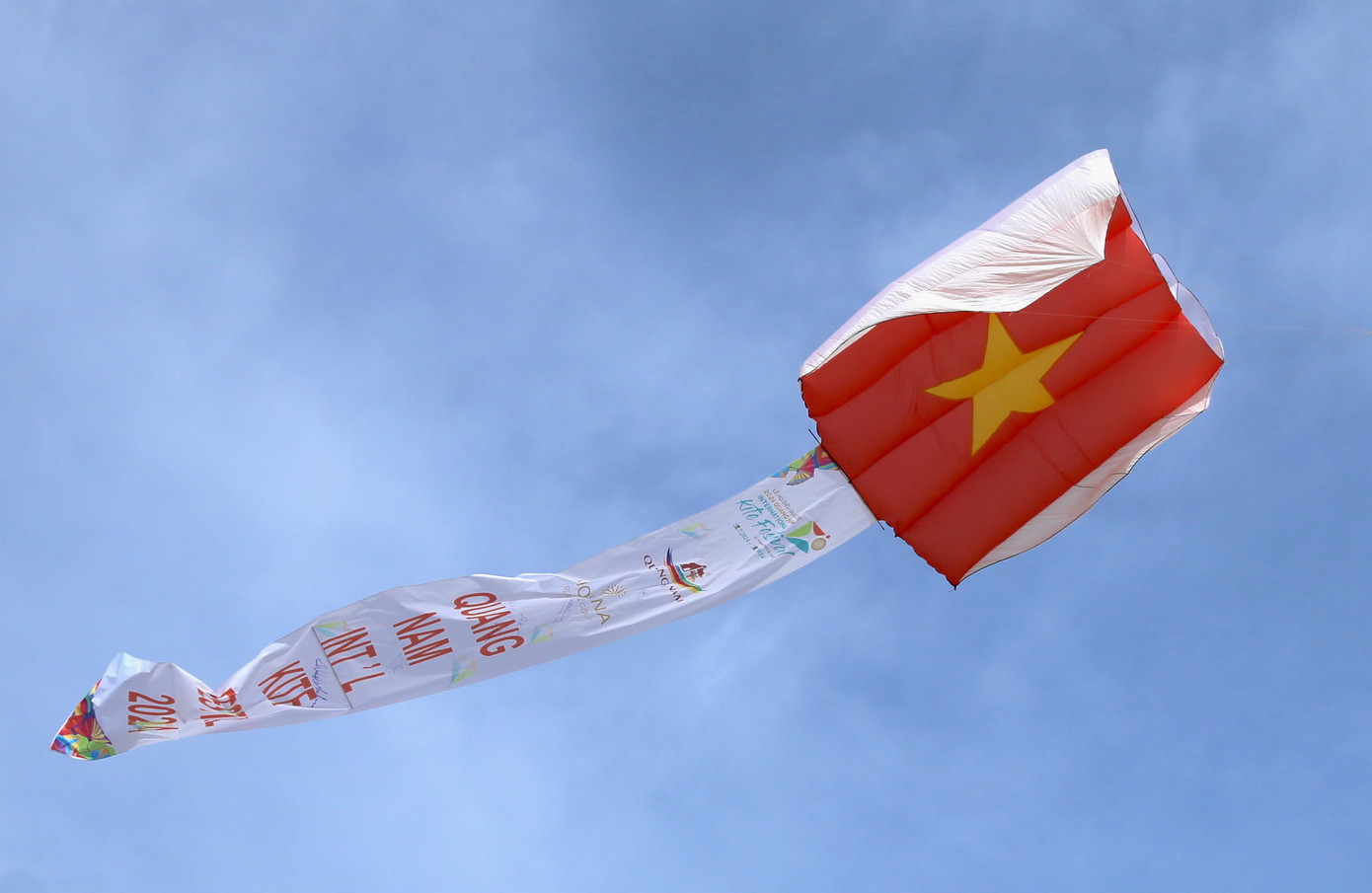 Các đội mang đến những màn trình diễn thả diều nghệ thuật mãn nhãn với khoảng 100 loại diều khác nhau, cùng với không gian trưng bày diều đa sắc màu. Các đội mang đến những màn trình diễn thả diều nghệ thuật mãn nhãn với khoảng 100 loại diều khác nhau, cùng với không gian trưng bày diều đa sắc màu.