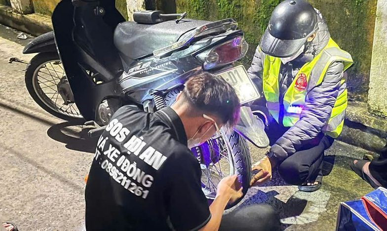 Đội SOS Hội An vá xe 0 đồng cho người dân và du khách khi bị hỏng xe trong đêm.