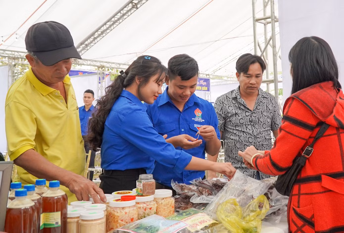 Kết nối, quảng bá sản phẩm khởi nghiệp của thanh niên miền núi Quảng Nam. Kết nối, quảng bá sản phẩm khởi nghiệp của thanh niên miền núi Quảng Nam.